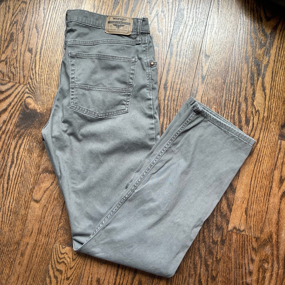 Men's Wrangler Slim Straight Gray Jeans Size 32x32